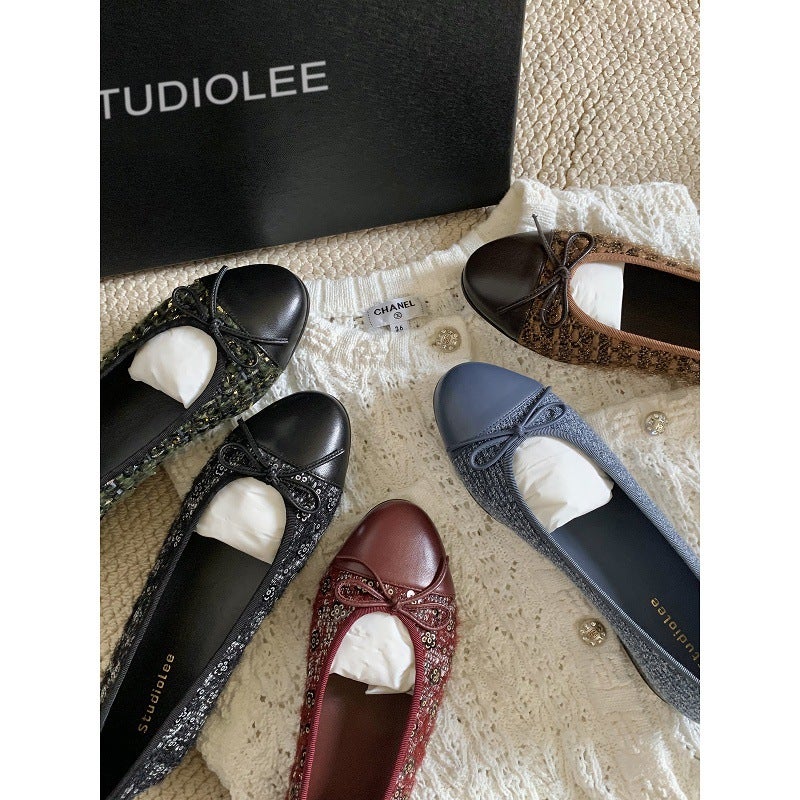 أحذية باليه مسطحة دائرية من الباتشورك الكلاسيكي مع كعوب منخفضة وأربطة في تصميم فم ضحل، مشابهة لتلك التي ترتديها أم العنب - Image 3